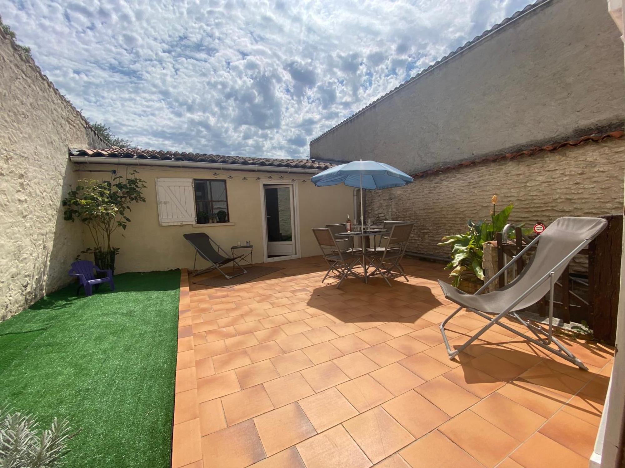 Charmante Maison Avec Cour Privative Cognac Esterno foto