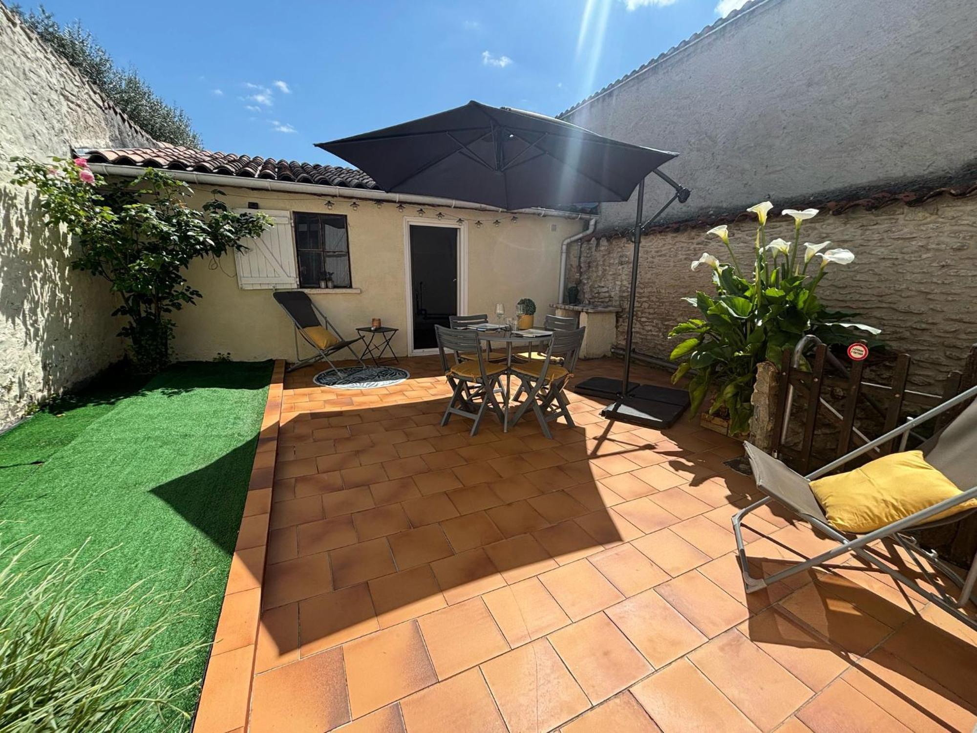 Charmante Maison Avec Cour Privative Cognac Esterno foto